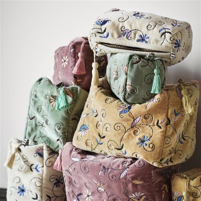 Madam Stoltz-collectie Embroidered velvet washbag