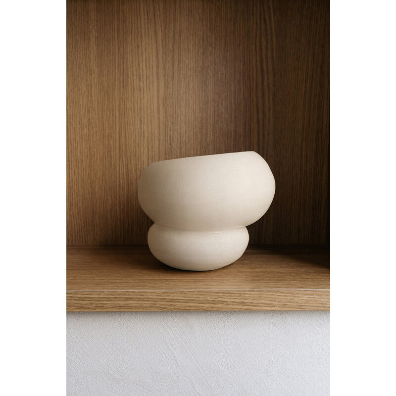 Studio Femme home-collectie Hangemaakte organische vaas Leya van aardewerk