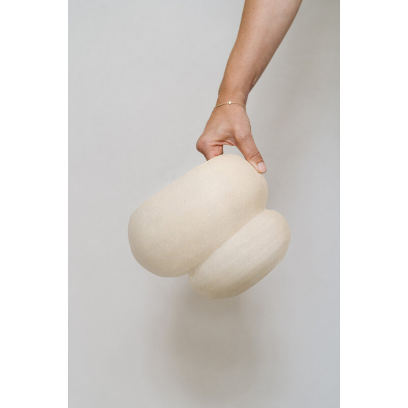 Studio Femme Home Hangemaakte organische vaas Leya van aardewerk