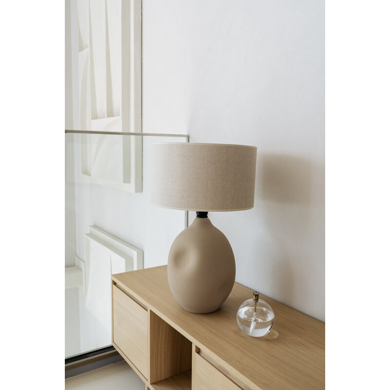 Studio Femme home-collectie Exclusieve tafellamp Liz van aardewerk met linnen kap