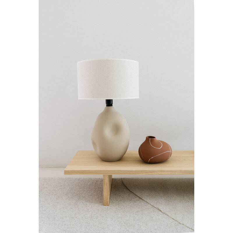 Studio Femme home-collectie Exclusieve tafellamp Liz van aardewerk met linnen kap