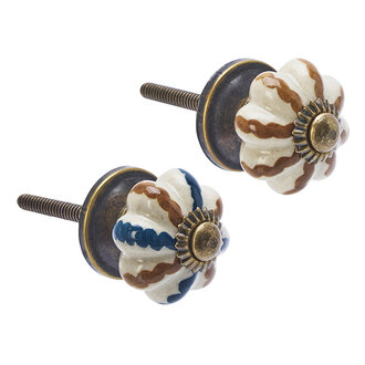 Madam Stoltz Handbeschilderde aardewerk deurknop off white, kaneel, donkerblauw, Antiek messing