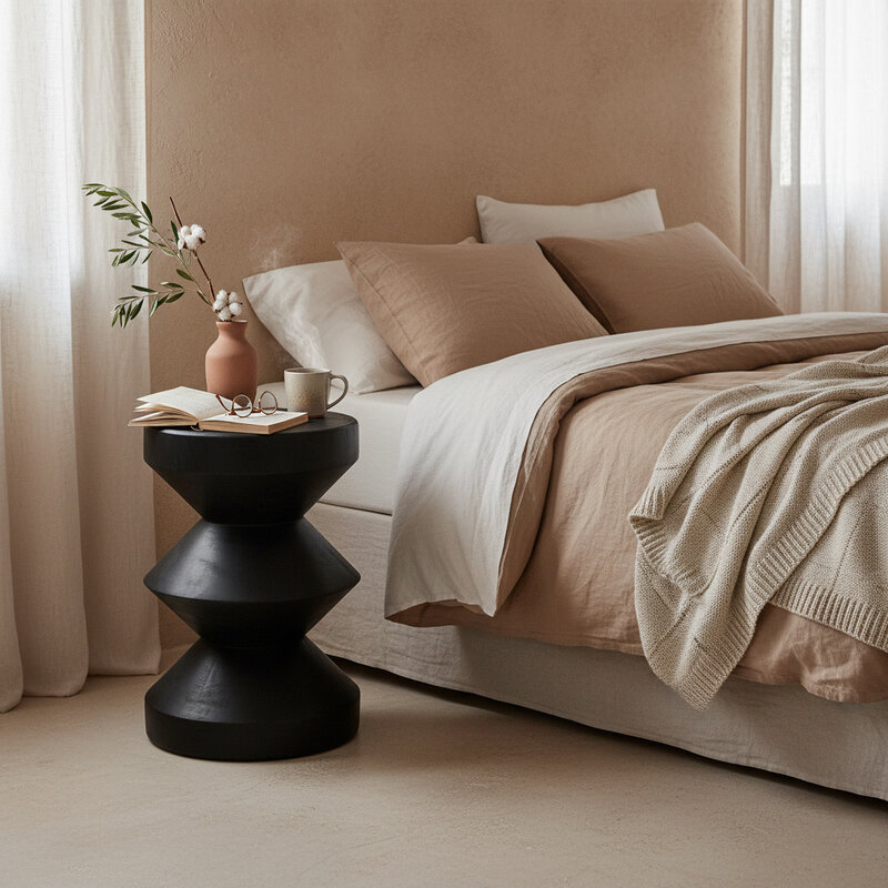 Raw Materials-collectie Forma teakhouten bijzettafel Rizo zwart