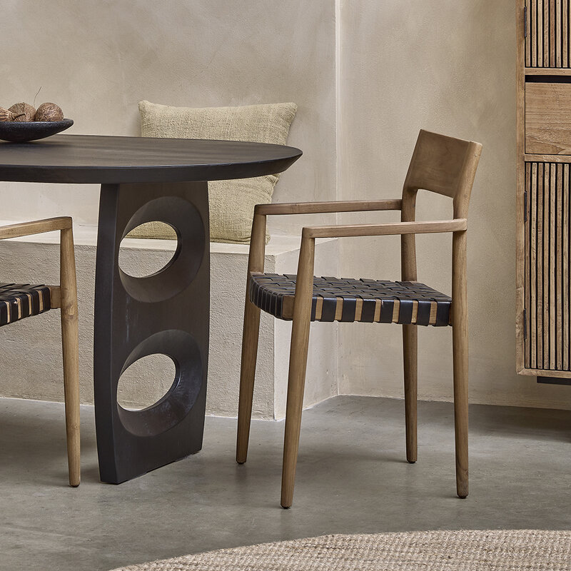 Raw Materials-collectie Freya teak eetkamerstoel met armleuning - Zwart (set of 2)