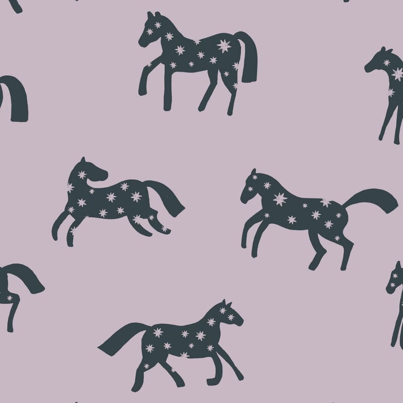 Meet Me at the Wall-collectie Behang Magic Horses - Lilac - Joelle Wehkamp