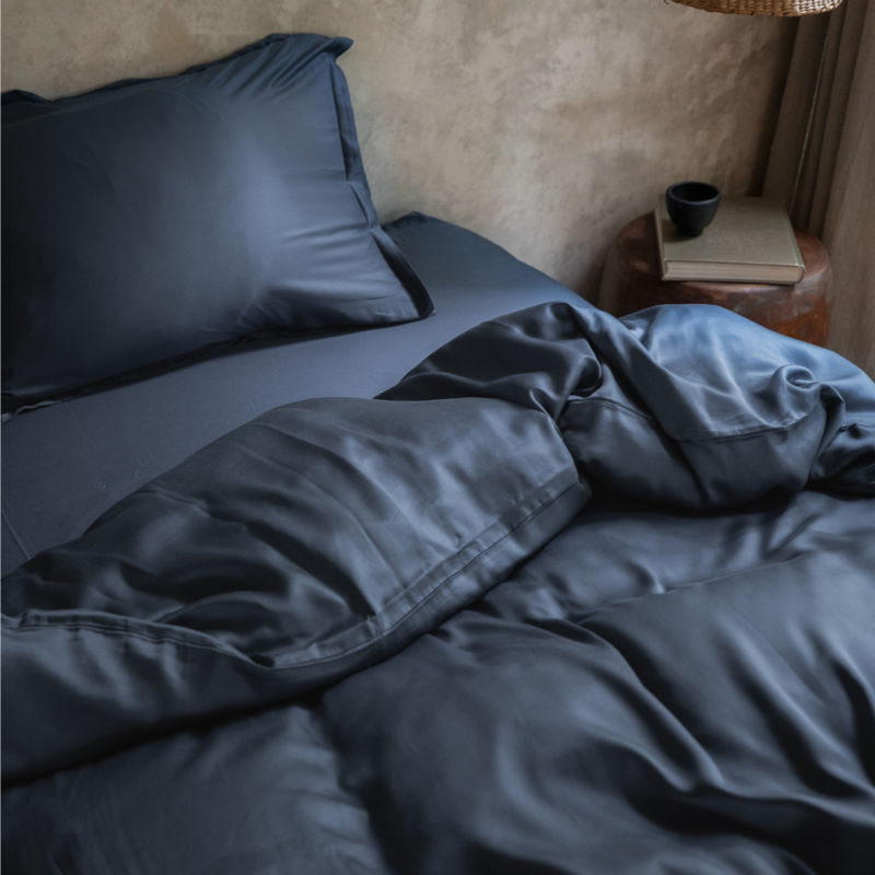 Coco & Cici Coco & Cici - Tencel Sateen Dekbedovertrek 200 x 220 cm - 2 Persoons Beddengoed - Donker Blauw - Lyocell - Hypoallergeen & Extra Zacht - 2 Kussenslopen (60x70)