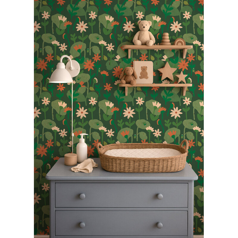 Meet Me at the Wall-collectie Blooming daisies – Forest green Wallpaper by Lotte Dirks | Into the Flowerfields Collection