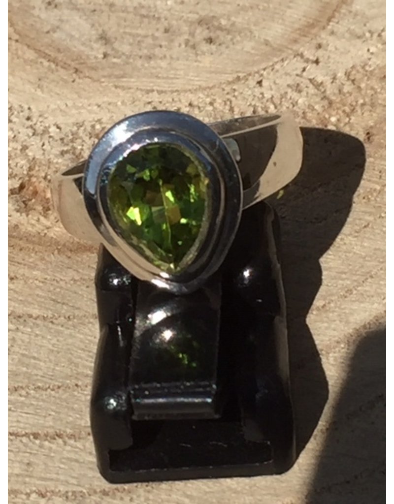 peridot facet ring zilver