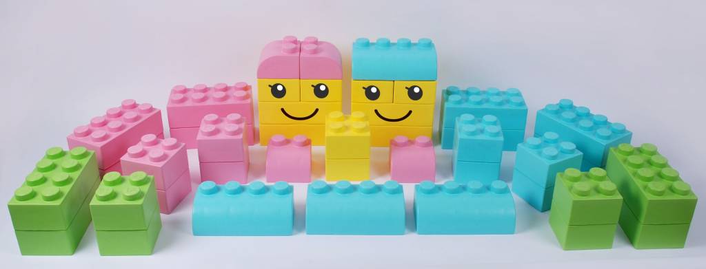 Boules en plastique colorées dans une piscine en blocs Lego 
