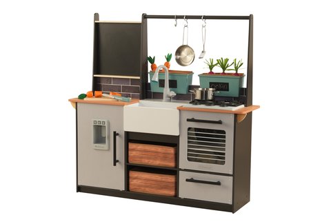 Grande cuisine en bois rustique avec accessoires