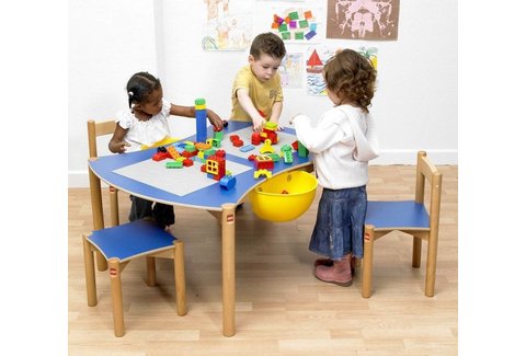 Brune Adulte Jouant Le Lego Dans L'école Maternelle à La Table