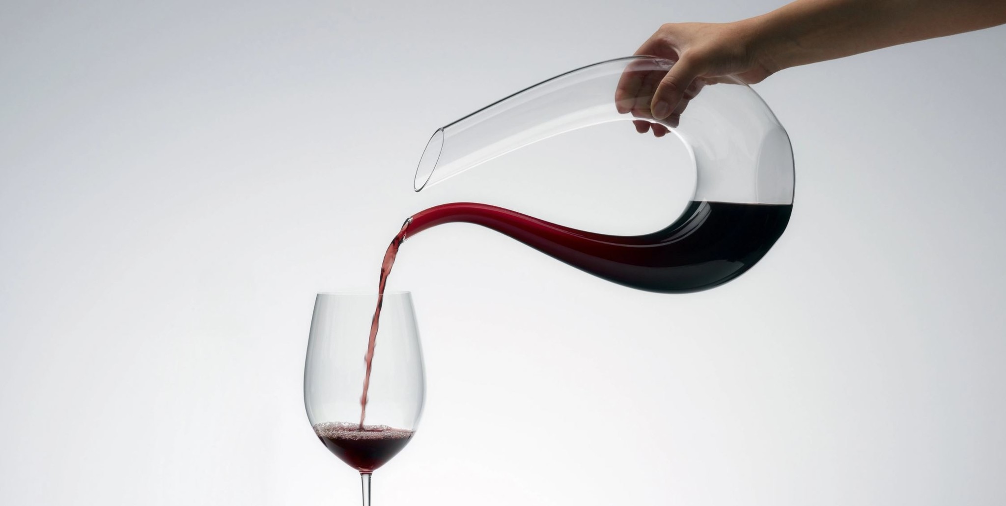 Decanting and serving red, white wine - wine tip - Wijnhandel QUALIVINO