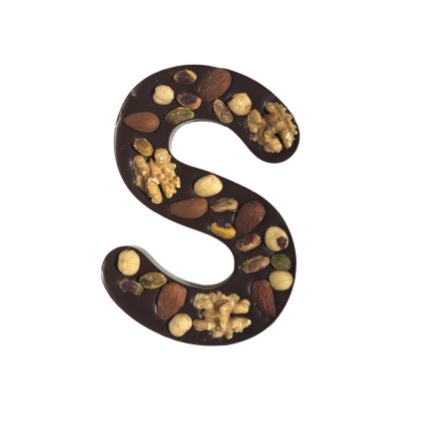 Chocoladeletter S met heerlijke notenmix