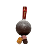 Feestelijke chocolade kerstbal met drie bonbons - Kerst chocolade