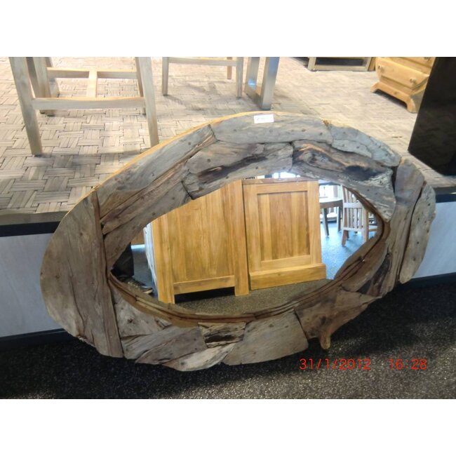Eastfurn Spiegel met een rand bestaande uit brokken wortelhout.