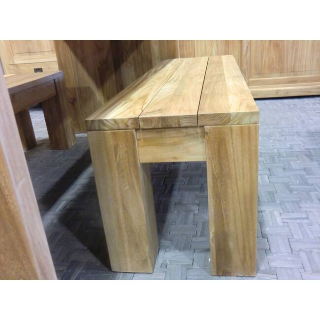 Banc avec pieds robustes