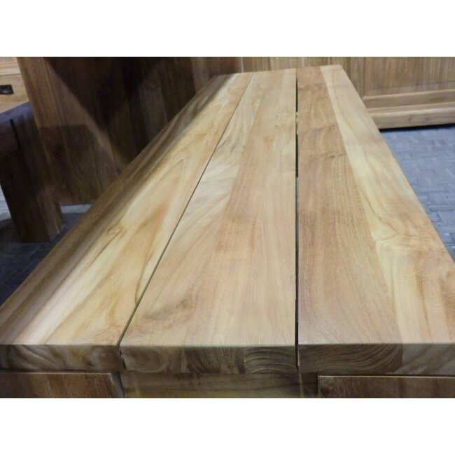 Ławka z solidnymi nogami