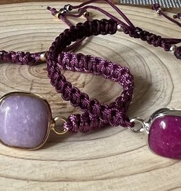 Macrameearmband mit Stein