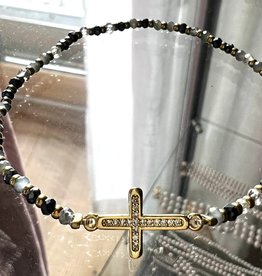 Perlenarmband mit Kreuz