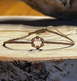 Macrameearmband mit echten Steinen