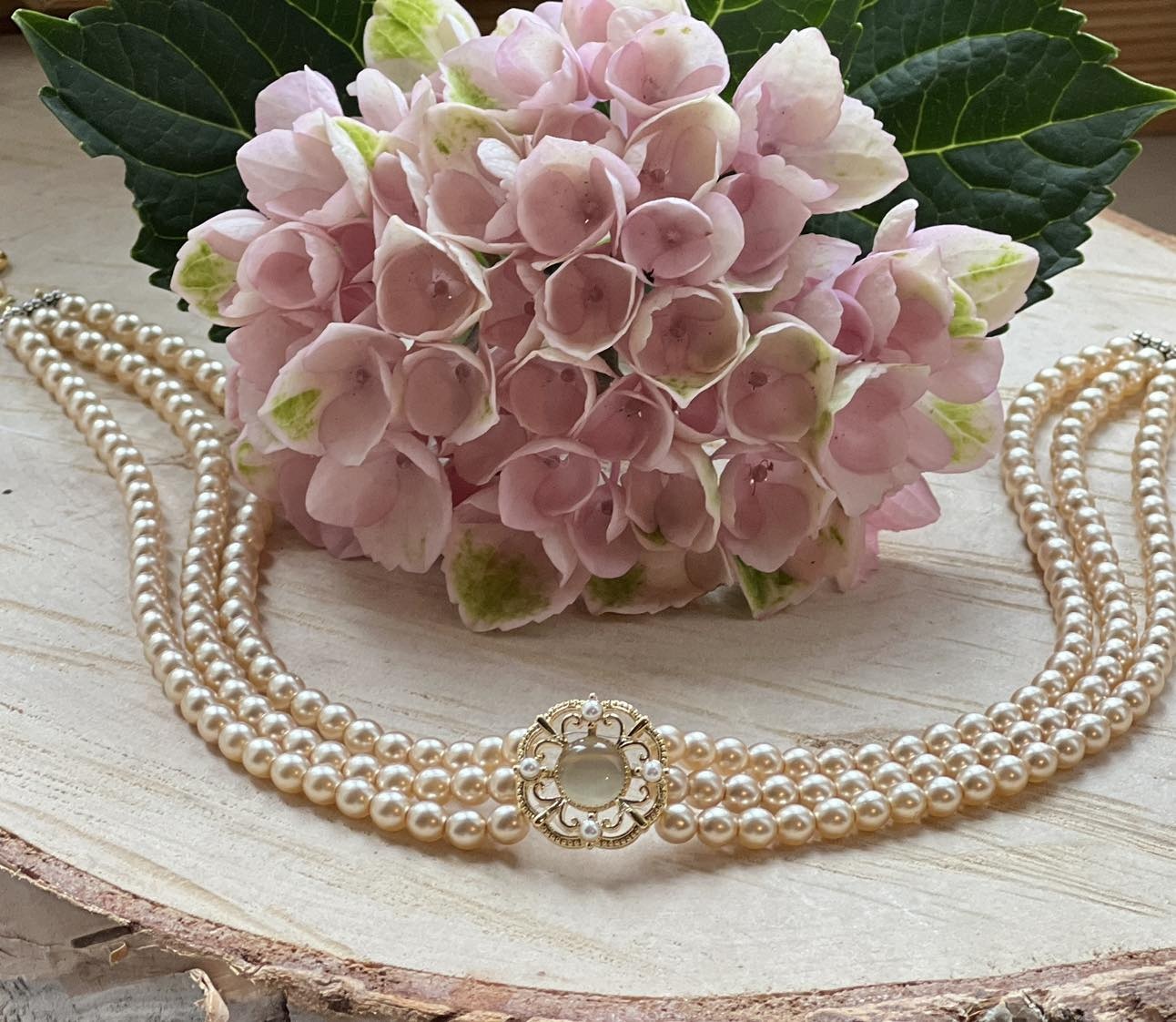 Kropfkette dreireihig mit Mittelstück