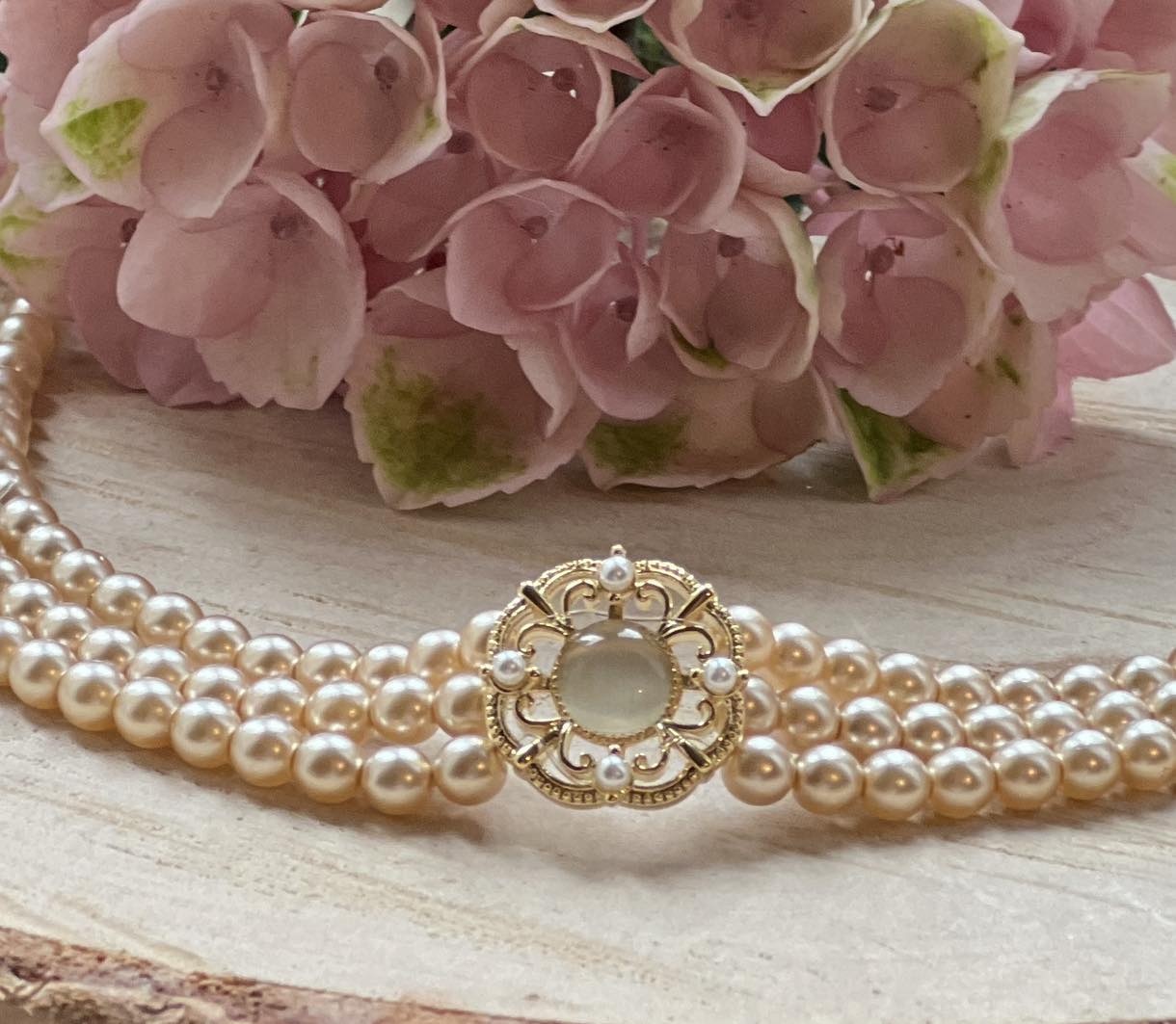 Kropfkette dreireihig mit Mittelstück