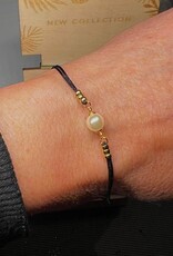 Macrameearmband mit Perle