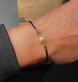 Macrameearmband mit Perle