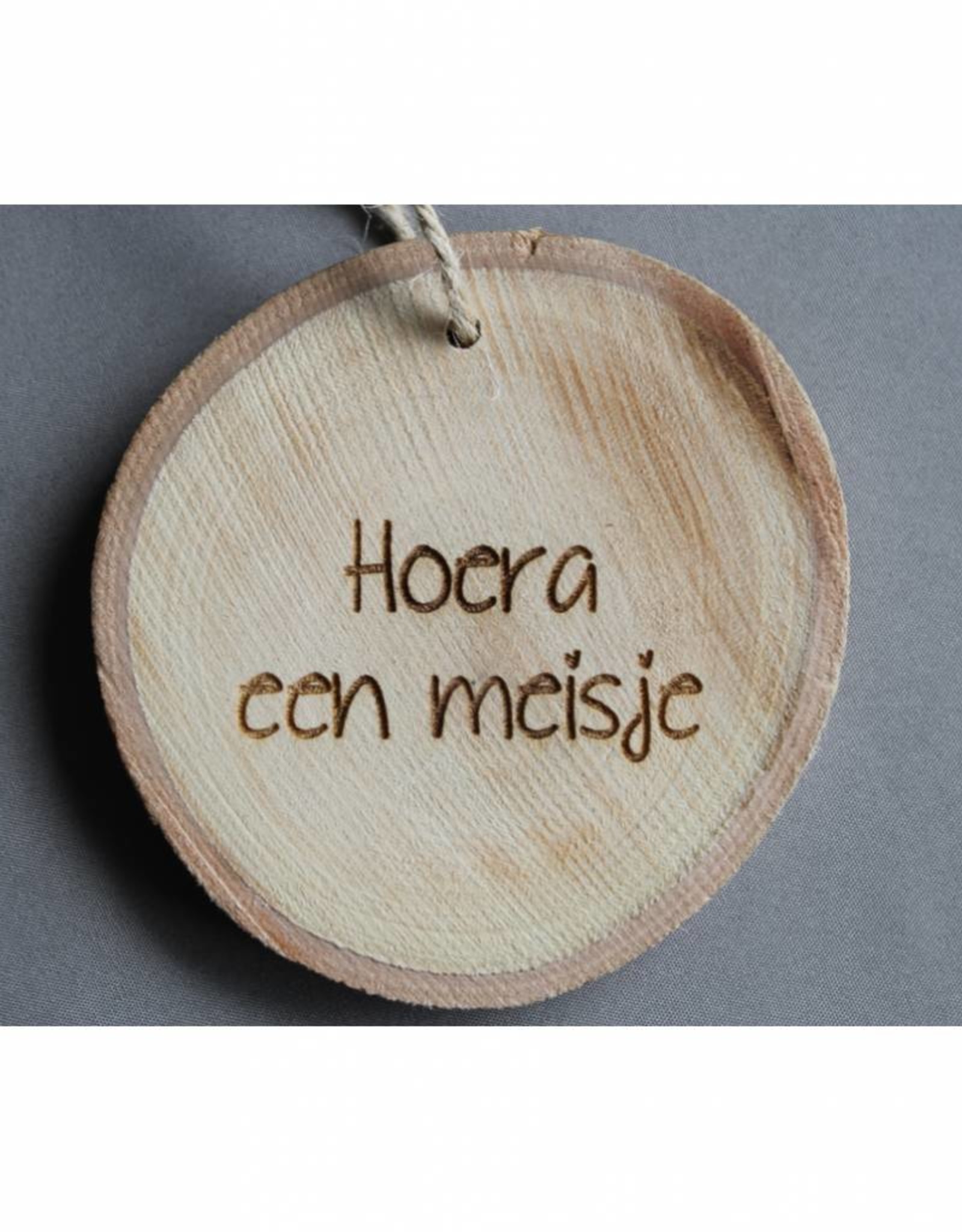 Houten cadeau-label - "Hoera een meisje"