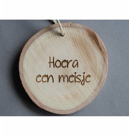 Houten cadeau-label - "Hoera een meisje"