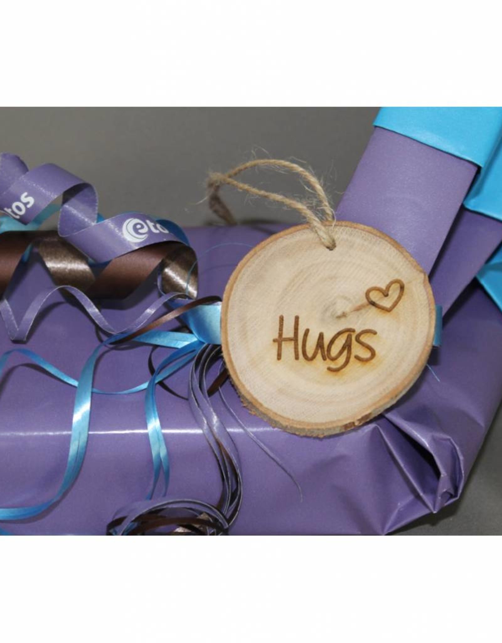 Houten cadeau-label - "Hugs"