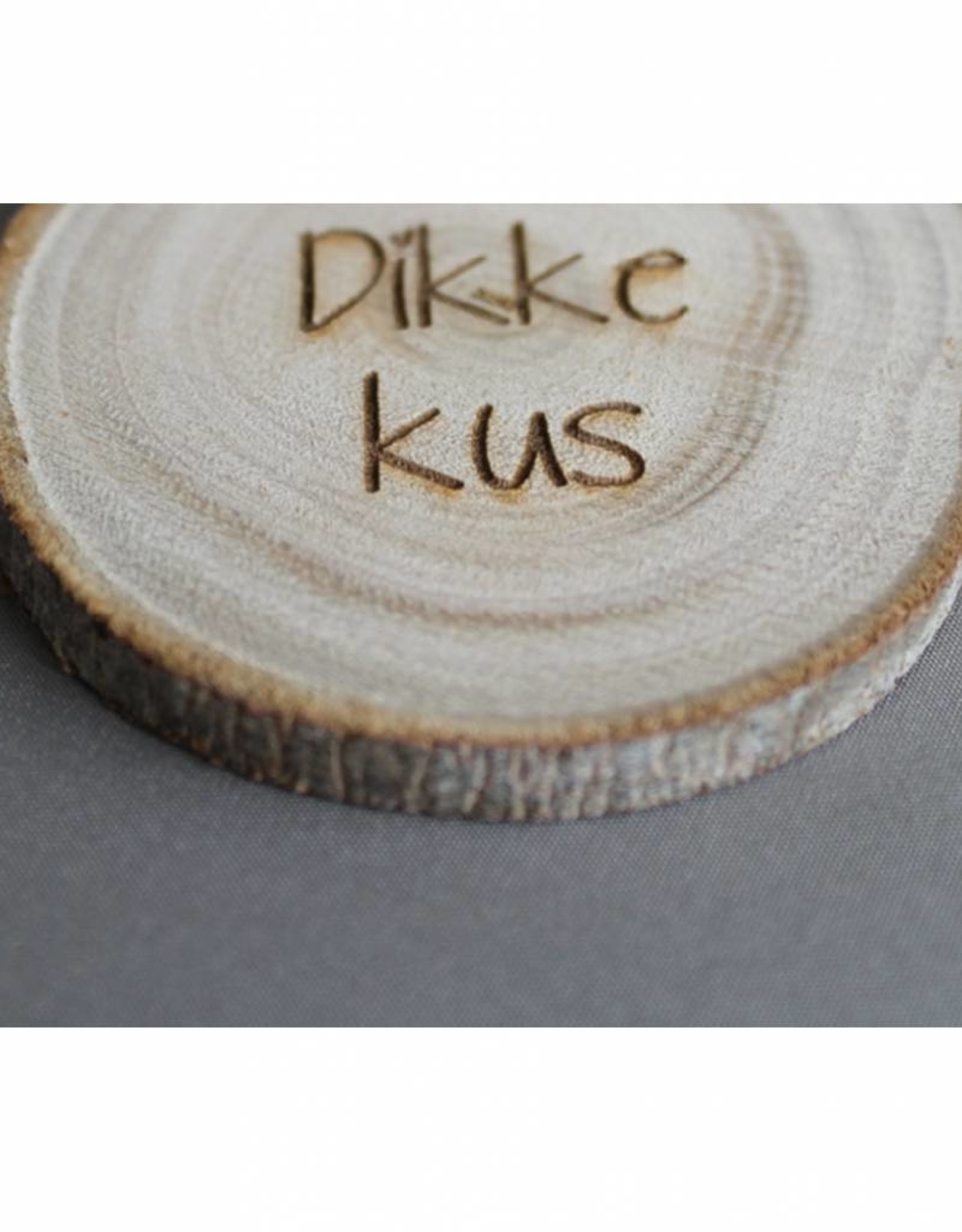 Houten cadeau-label - "Dikke kus"