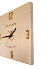 Houten klok voor bruidspaar