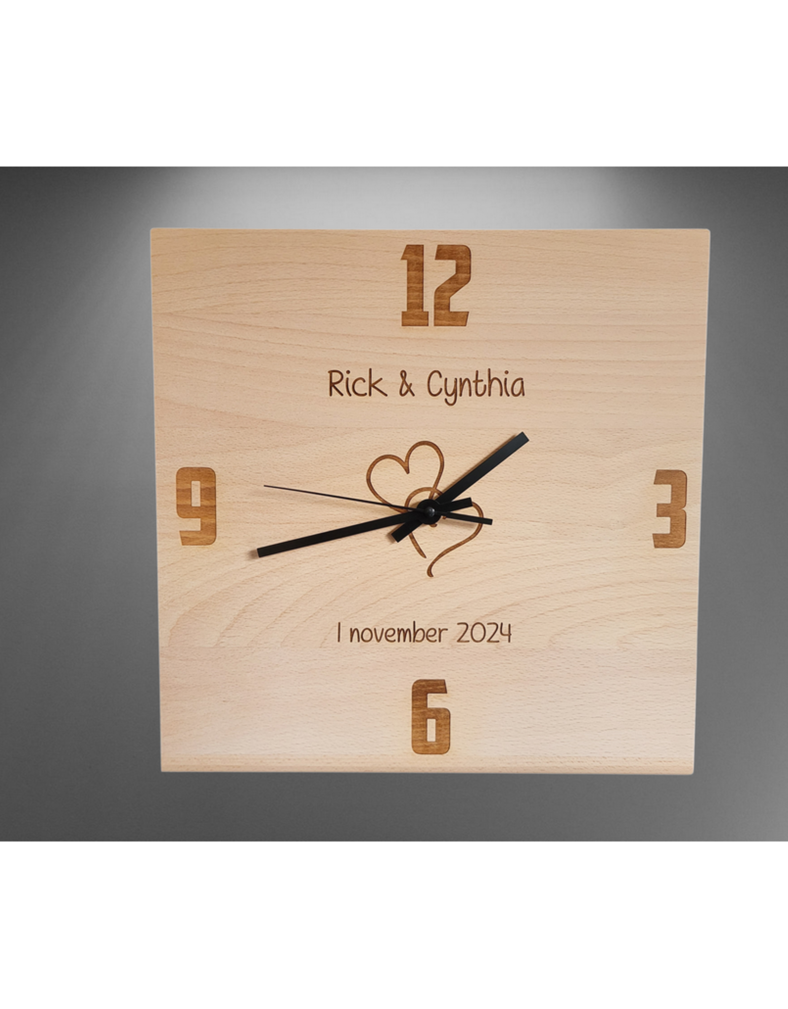 Houten klok voor bruidspaar
