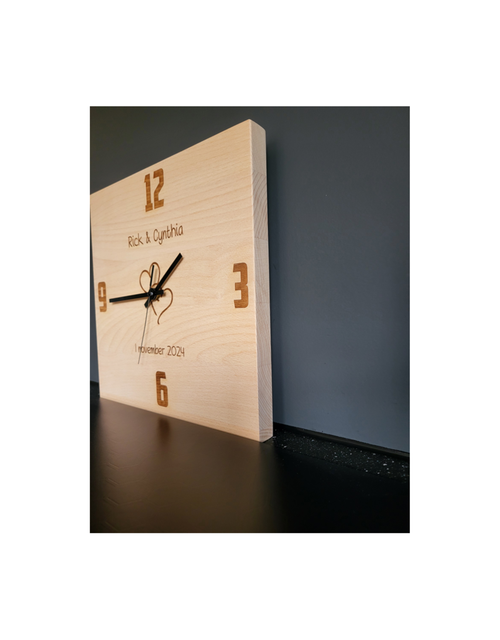 Houten klok voor bruidspaar