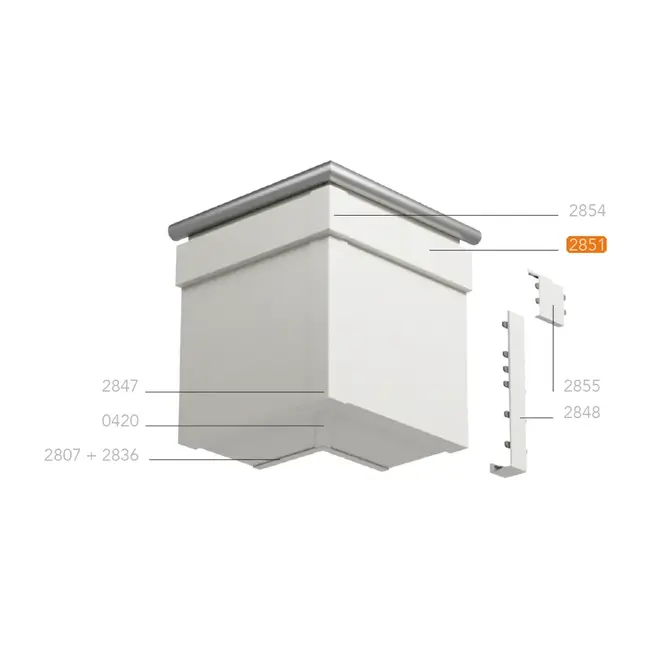 Montagetekening van een uitwendige hoek met Keralit dakrandbekleding en sierlijst modern, met hoekstukken en tussenstukken. De trim / kraal sierlijst modern (2851) is oranje gemarkeerd.