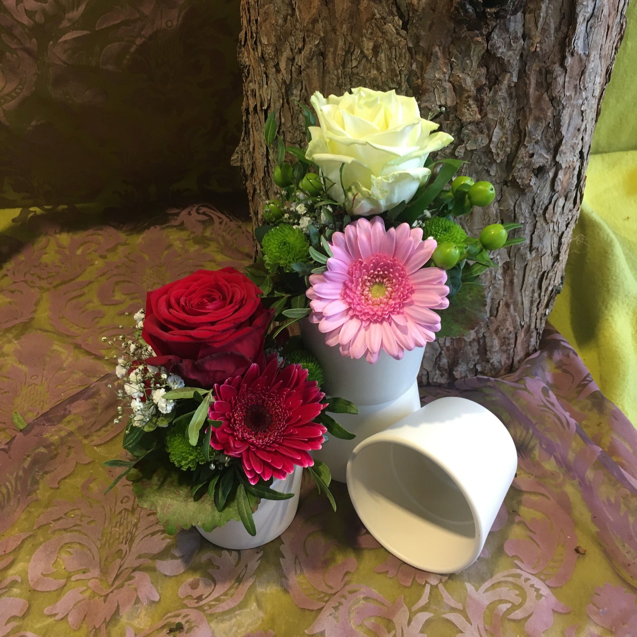 Tischgesteck klein weiß - rosa  im Keramiktopf