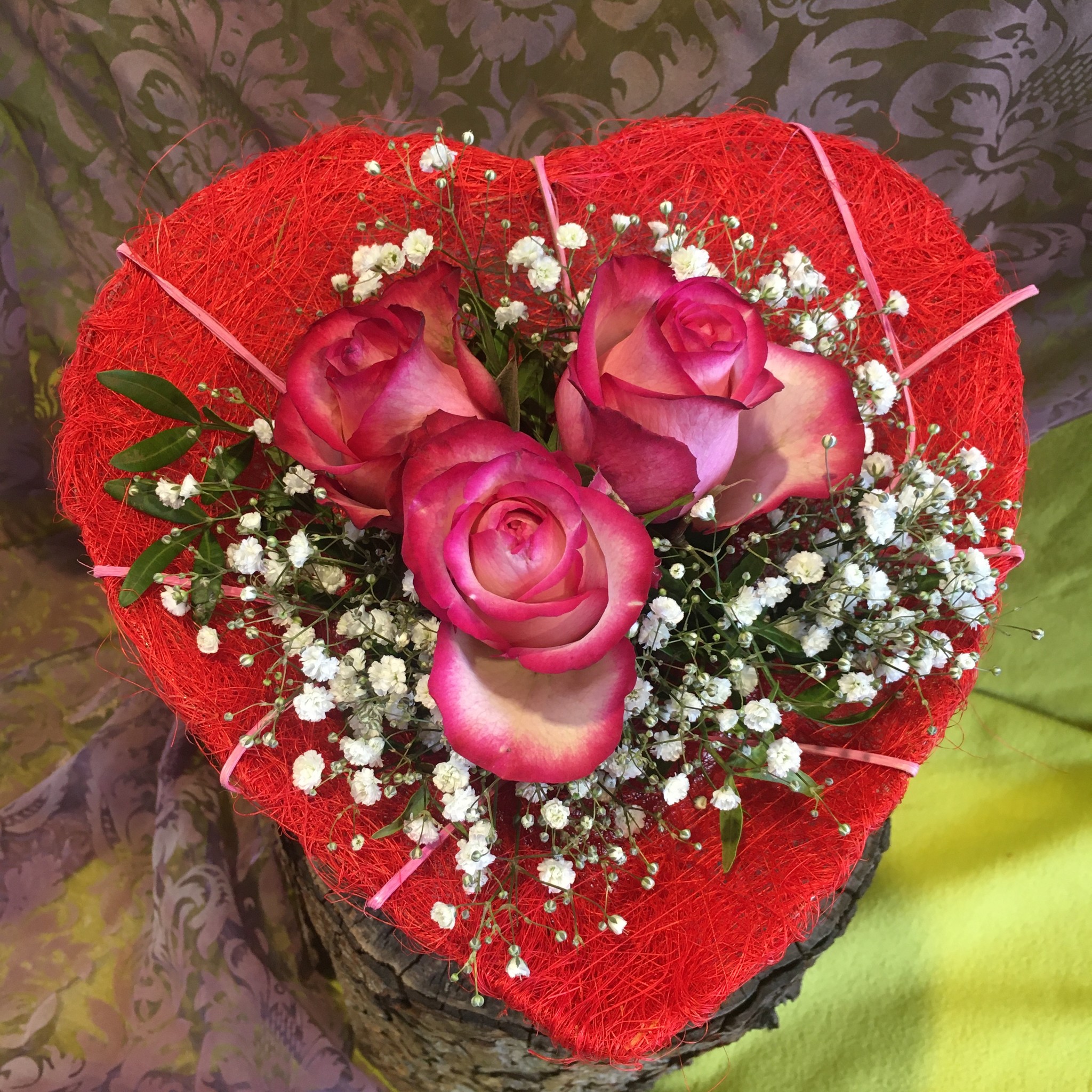 Herzstrauß mit pinken  Rosen und 25 cm rotem Sisal Herz