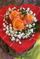 Herzstrauß mit orangen  Rosen und 25 cm rotem Sisal Herz