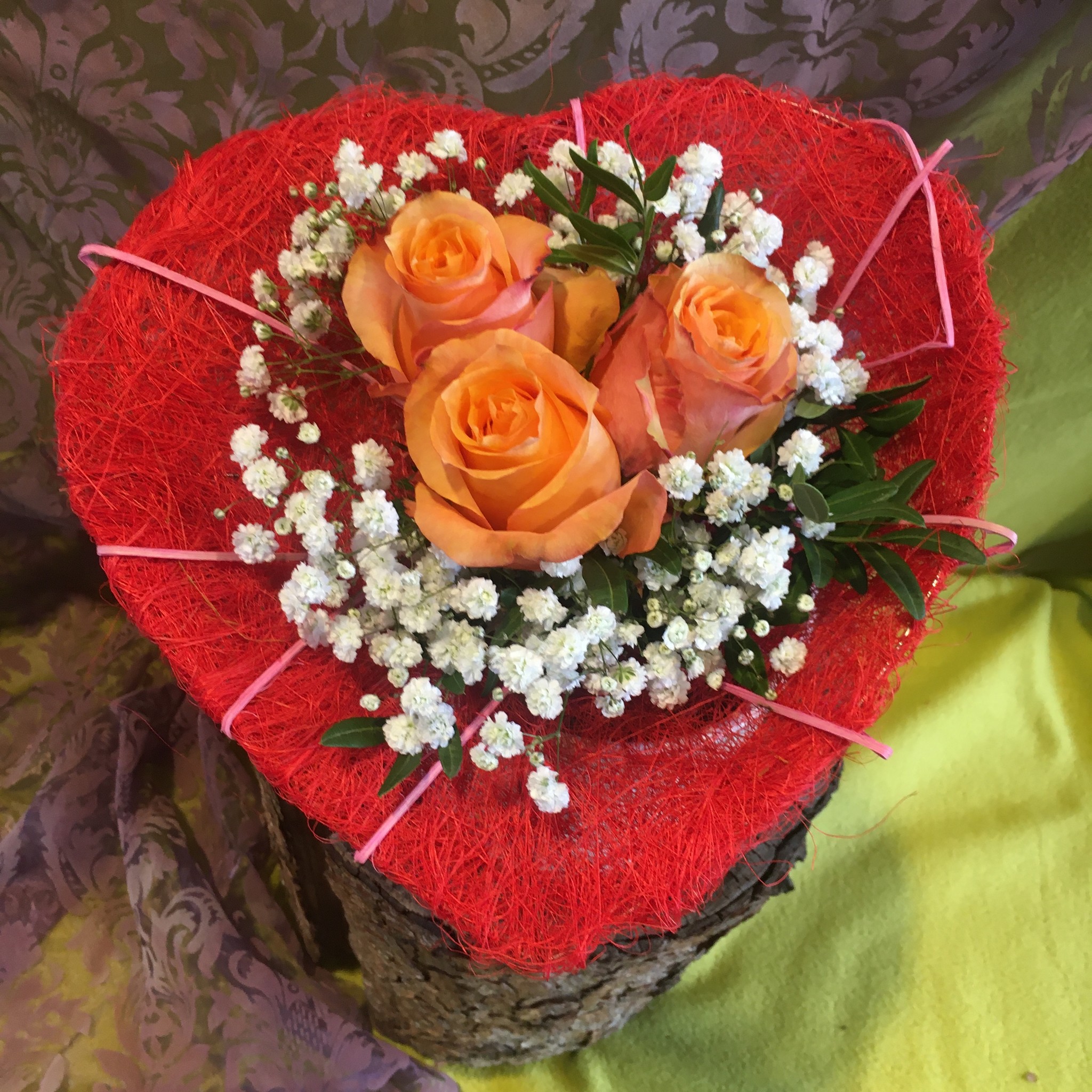 Herzstrauß mit orangen  Rosen und 25 cm rotem Sisal Herz