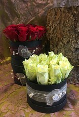 Edle Hutbox schwarz mit 14 frischen weißen Rosen