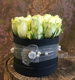 Hutbox schwarz mit weißen Rosen