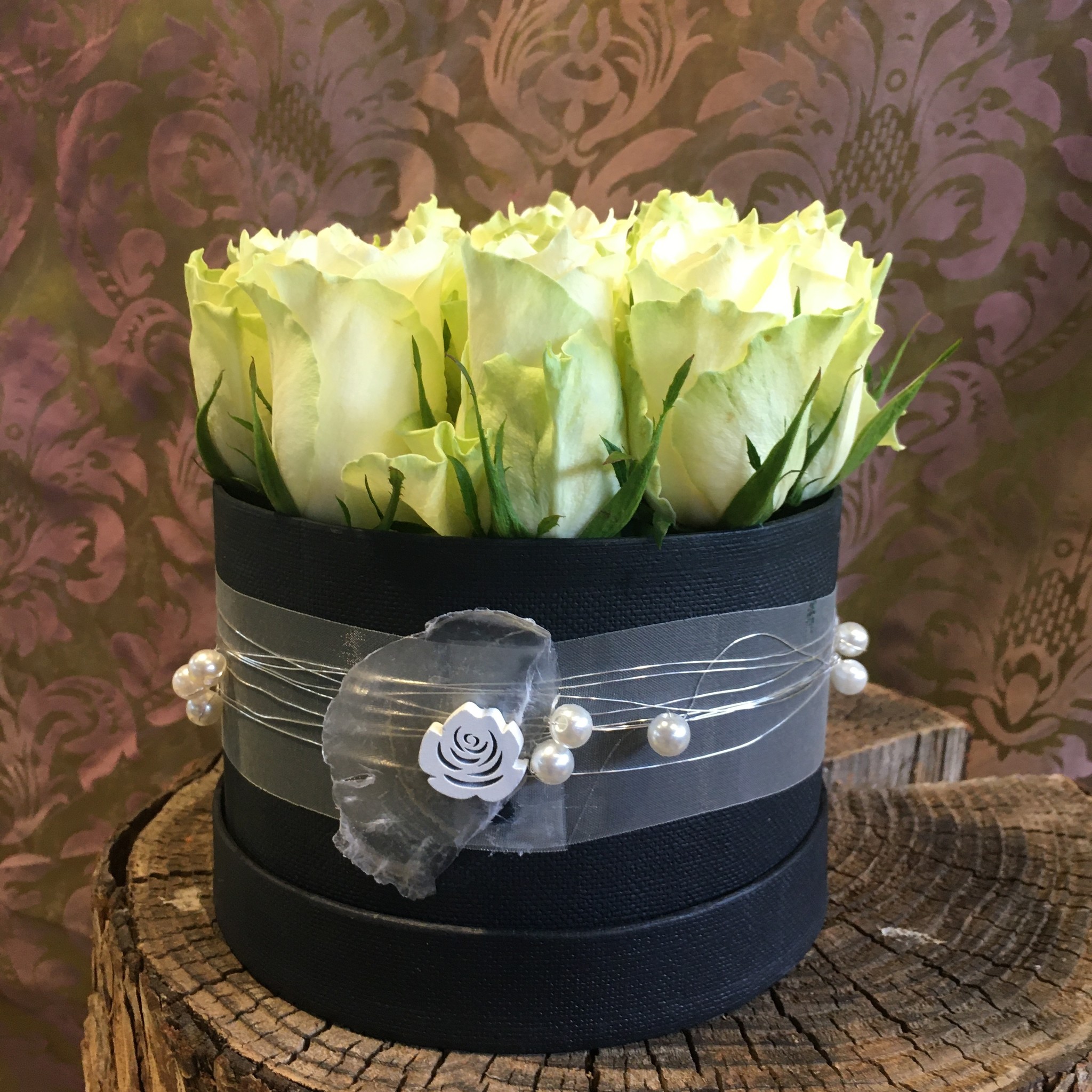 Edle Hutbox schwarz mit 14 frischen weißen Rosen