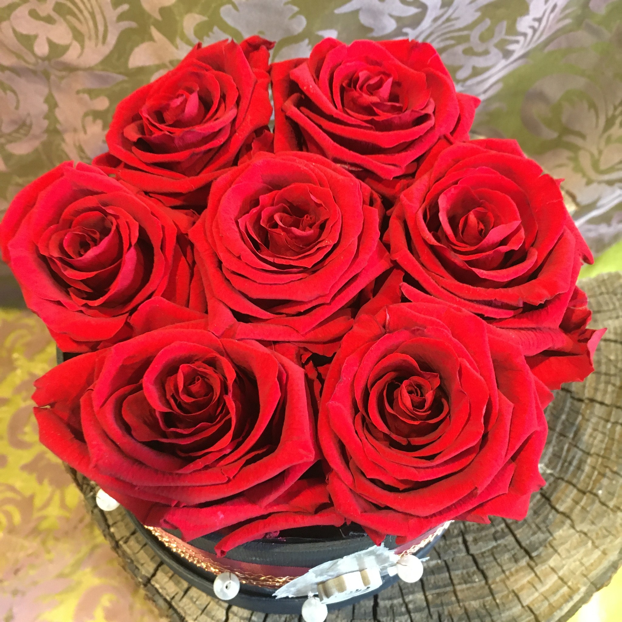 Rosenbox medium mit 7 roten Infinity Rosen