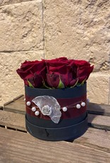 Edle Hutbox schwarz mit 7 frischen roten Rosen "Red Naomi"