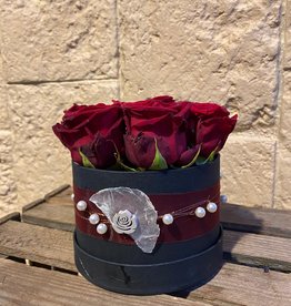 Hutbox schwarz mit 7 roten Rosen