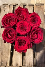 Edle Hutbox schwarz mit 7 frischen roten Rosen "Red Naomi"