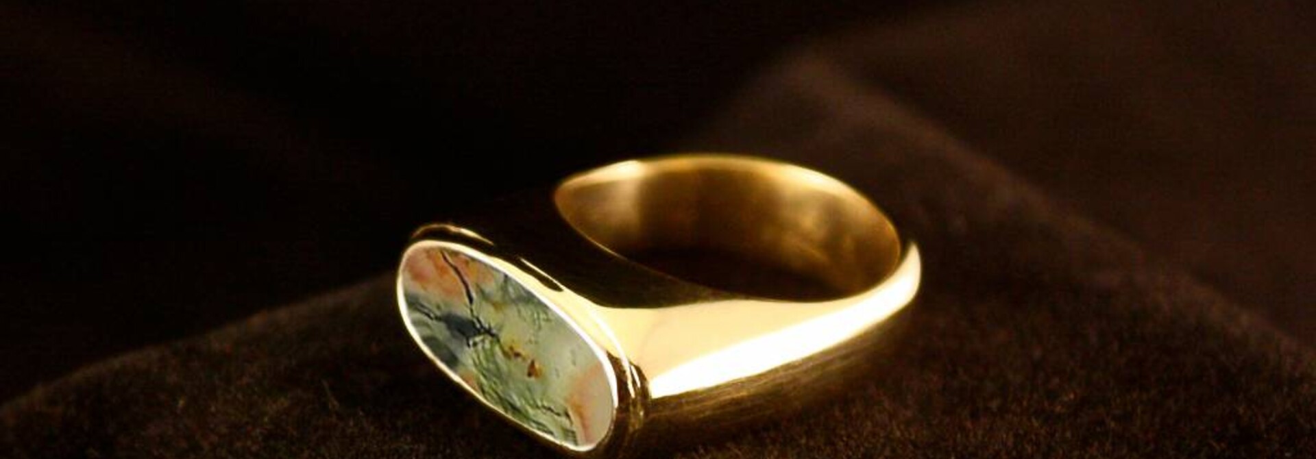 (As)ring GEM, goud met  Mosagaat