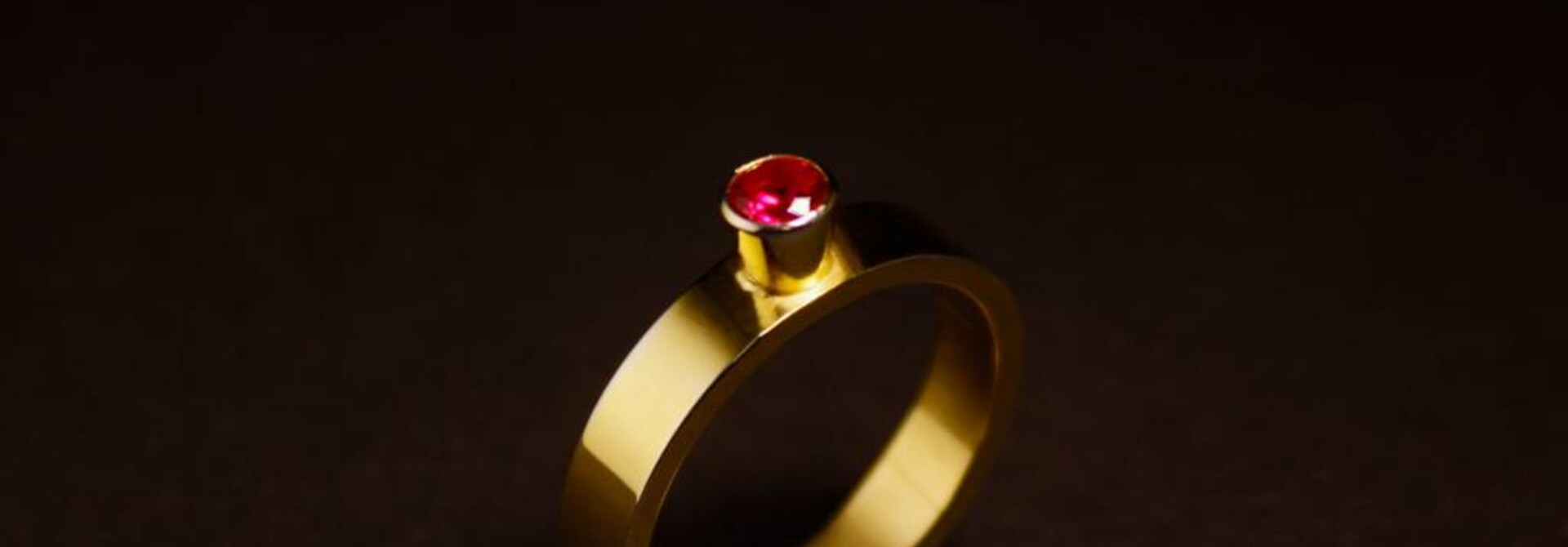 Ring WARE LIEFDE, goud met robijn