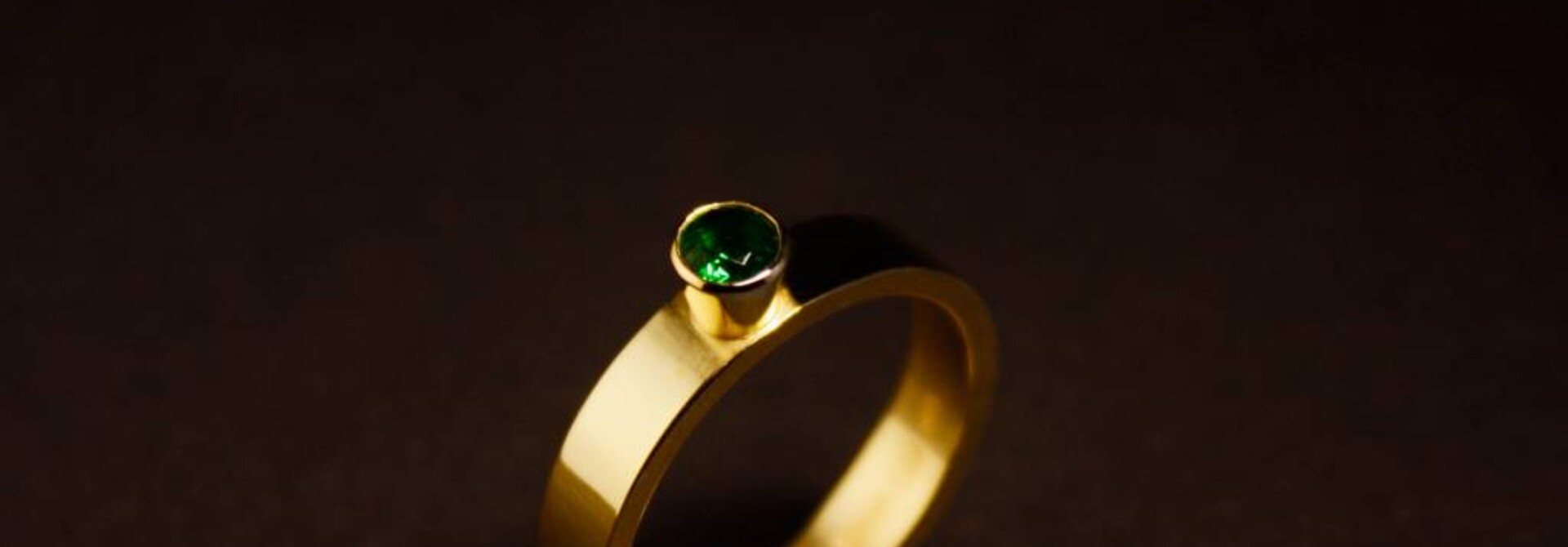 Ring WARE LIEFDE, goud met smaragd